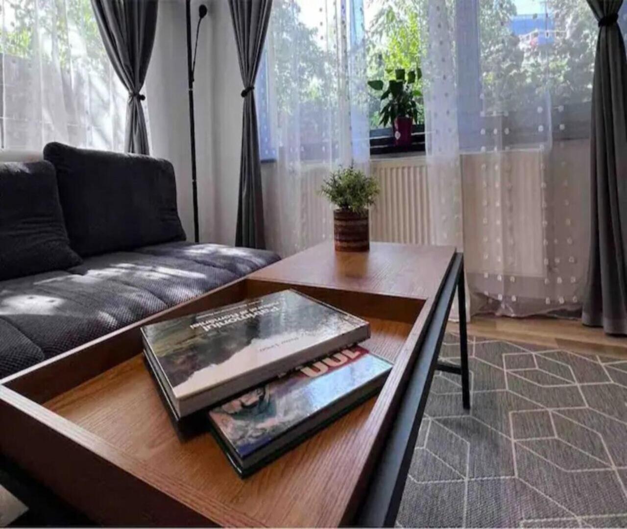 Vila Luminoasa Cu Curte Privata Bukarest Eksteriør billede