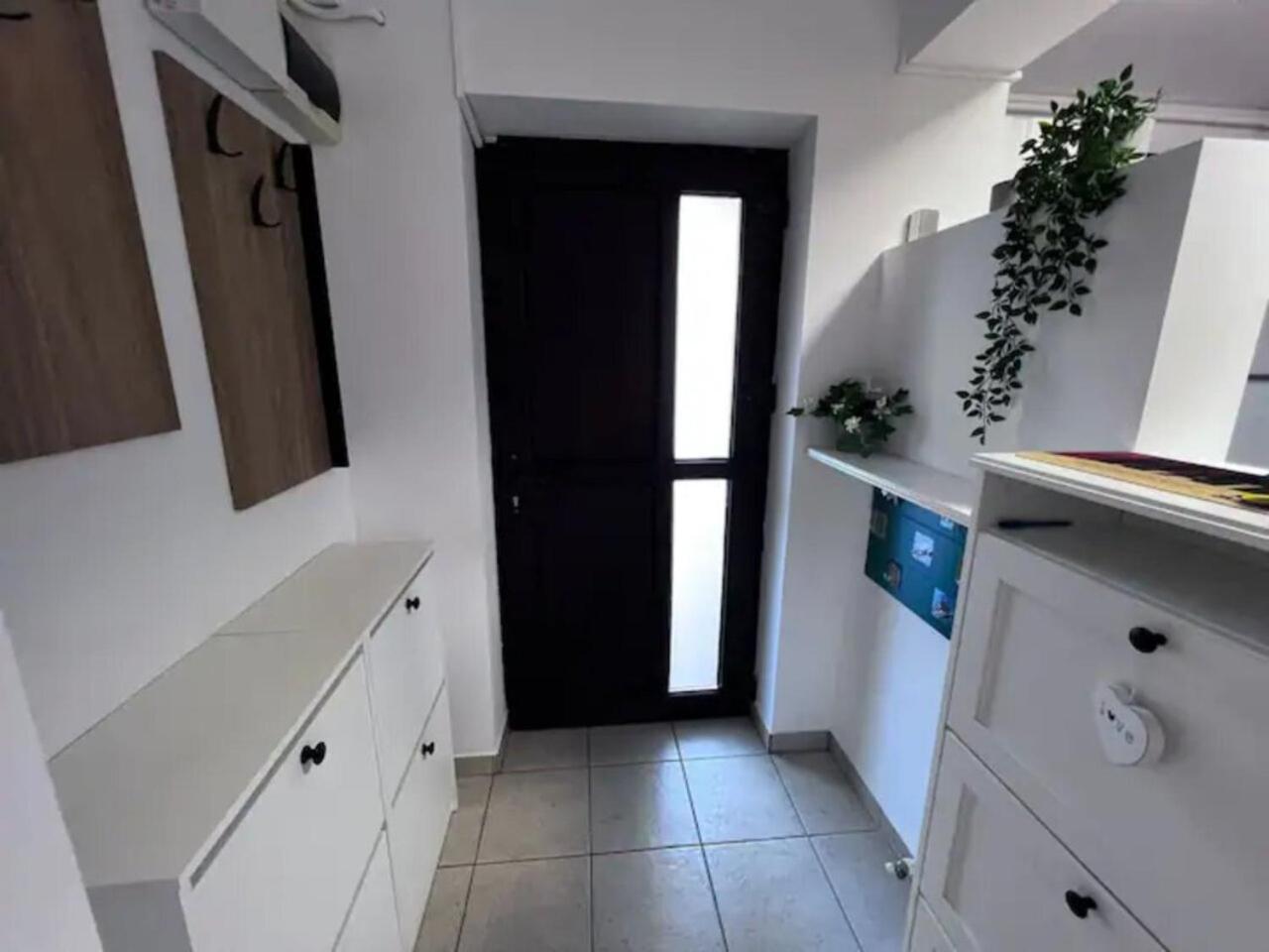 Vila Luminoasa Cu Curte Privata Bukarest Eksteriør billede